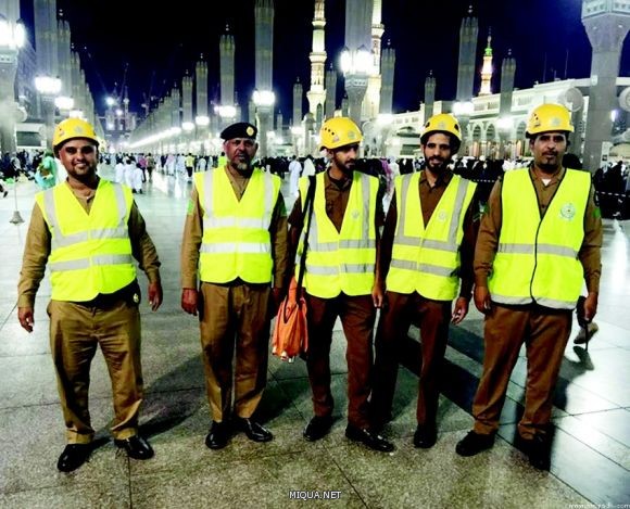 إحدى الفرق تباشر مهامها في الساحات إحدى الفرق تباشر مهامها في الساحات