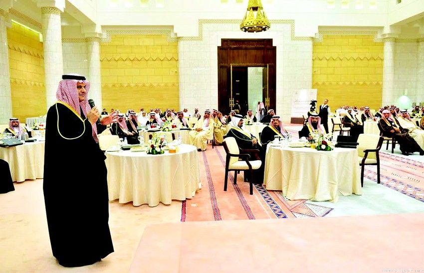 أمين عام مجلس منطقة الرياض خلال مداخلته في الورشة أمين عام مجلس منطقة الرياض خلال مداخلته في الورشة