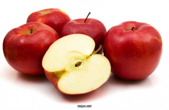  التفاح أيضاً من الأطعمة الغنية بالألياف، بالإضافة إلى أنه يحتوي على نسبة عالية من الماء